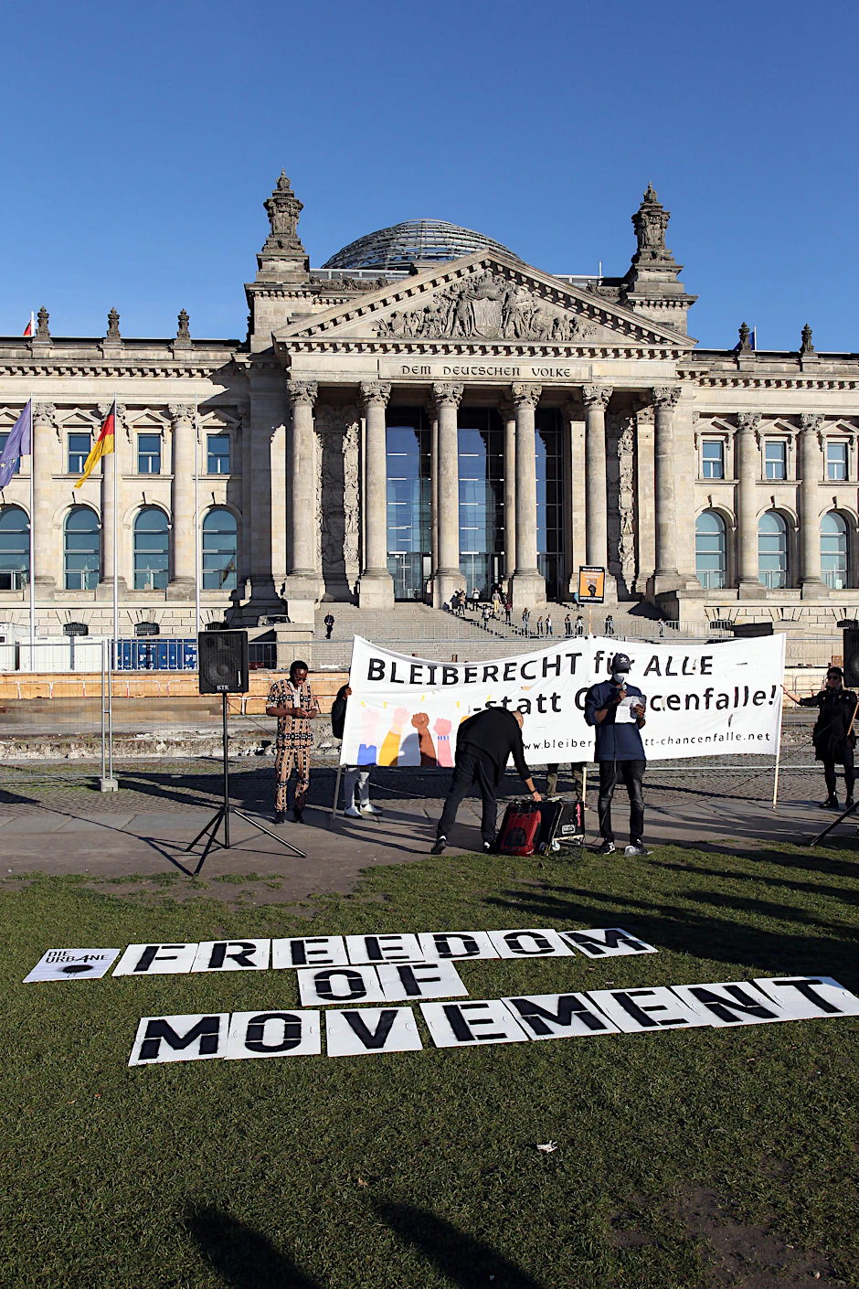 Nasri von No Borders Assembly hält seine Rede vor dem Bundestag auf Deutsch.