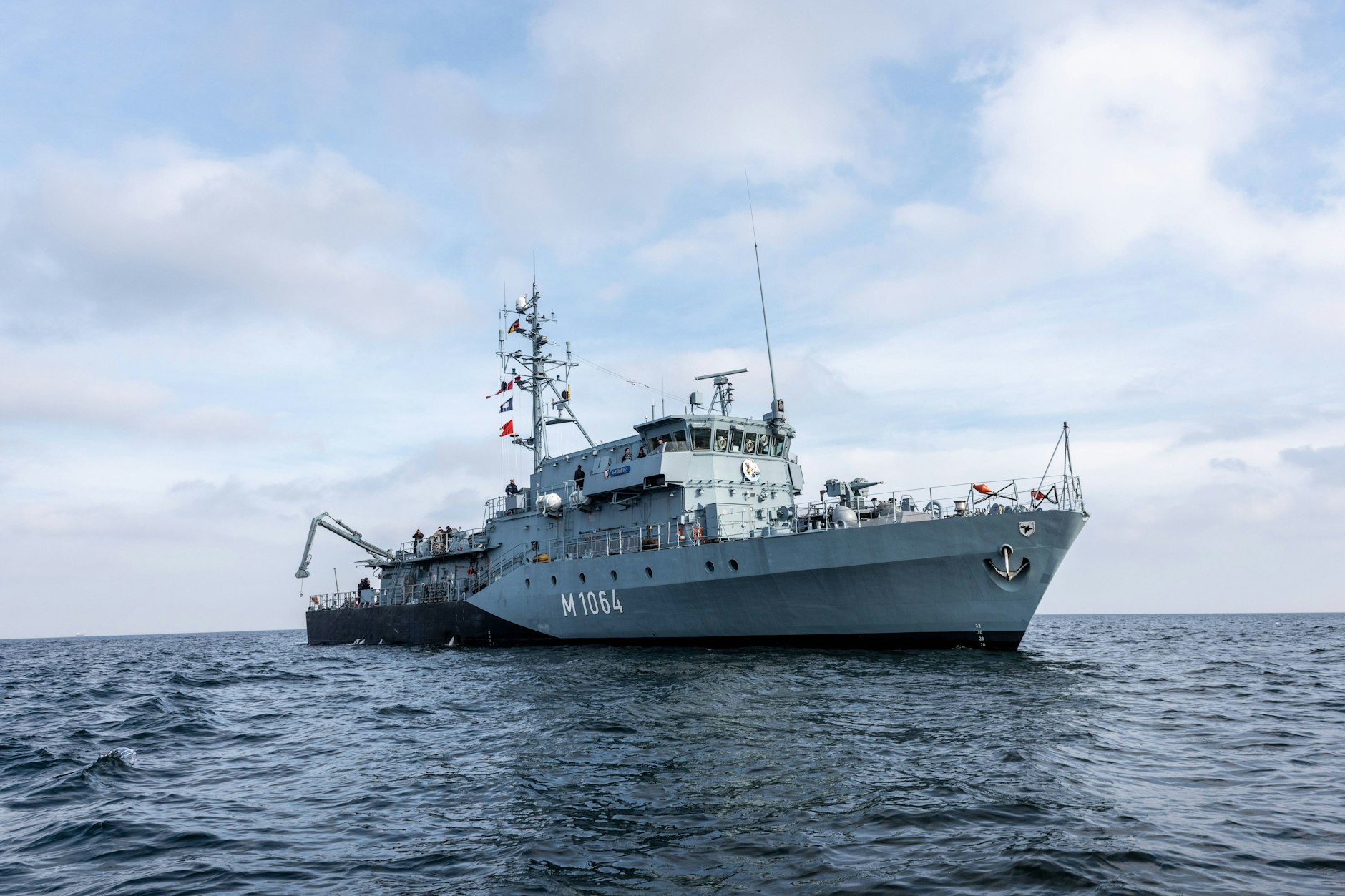 Das Mienenjagdboot "Grömitz" der Marine. Mit Hilfe von Sonar und ferngelenkten Drohnen kann sie Objekte aufspüren.