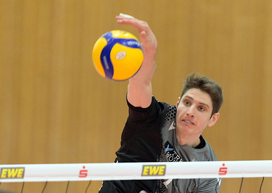 Yannick Goralik von den Netzhoppers am Ball.  a/Archivbild