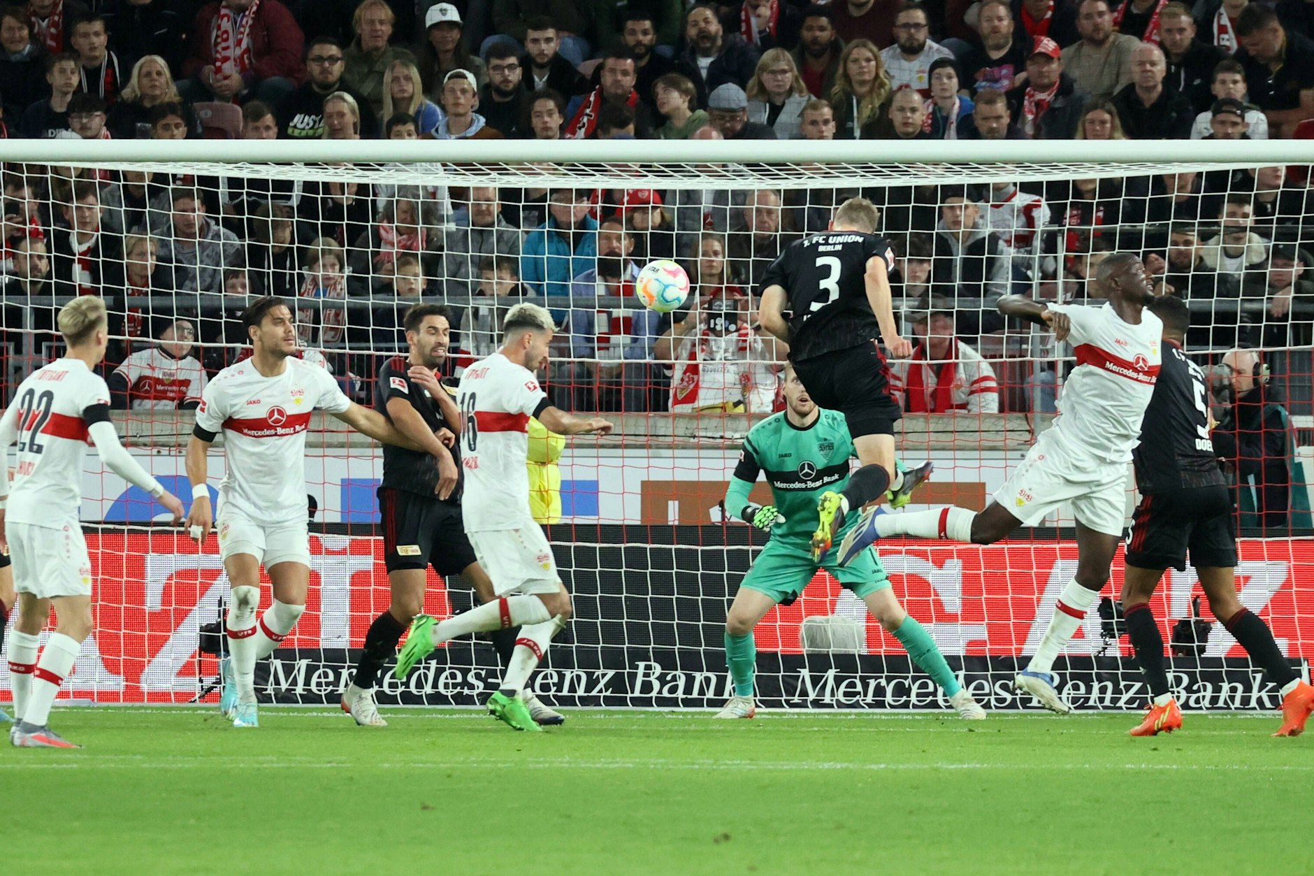 Die schönste Szene des Abends: Paul Jaeckel köpft den 1. FC Union zum Sieg.