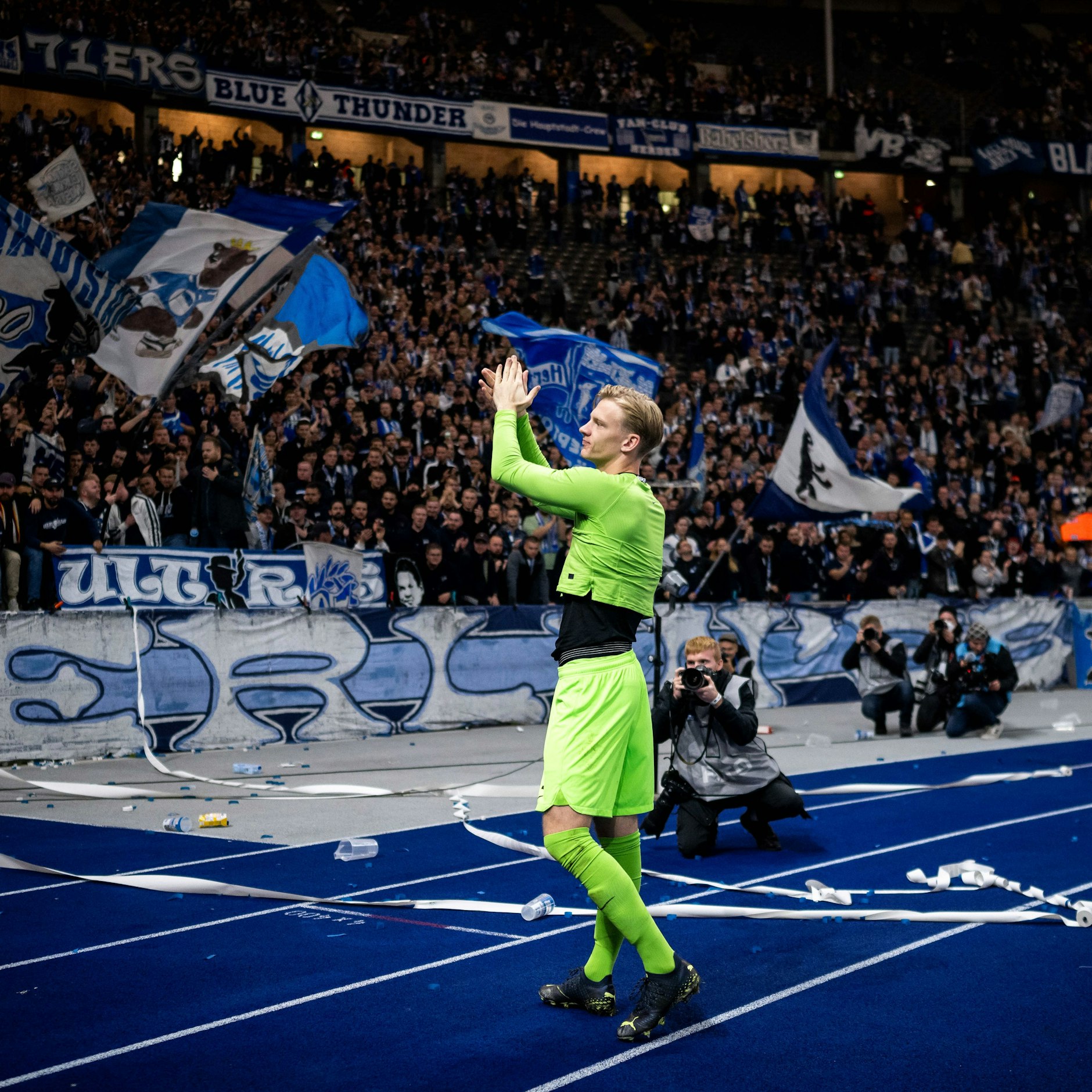 Gefrustet, doch Herthas Fans munterten Torwart Oliver Christensen wieder auf.