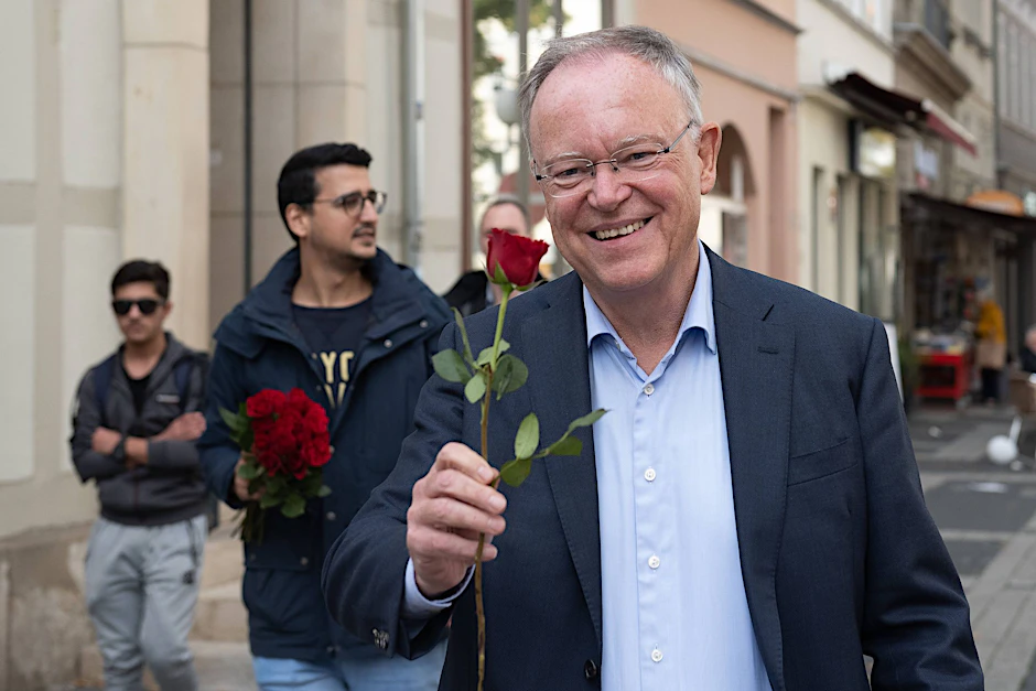 Niedersachsens Ministerpräsident Stephan Weil jubelt nach den ersten Hochrechnungen.&nbsp;