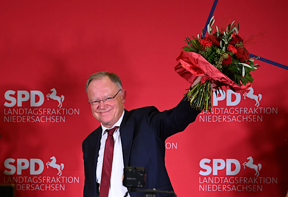 Stephan Weil (SPD), Ministerpräsident von Niedersachsen, jubelt nach den ersten Hochrechnungen zur Landtagswahl in den Fraktionsräumen der SPD im niedersächsischen Landtag.