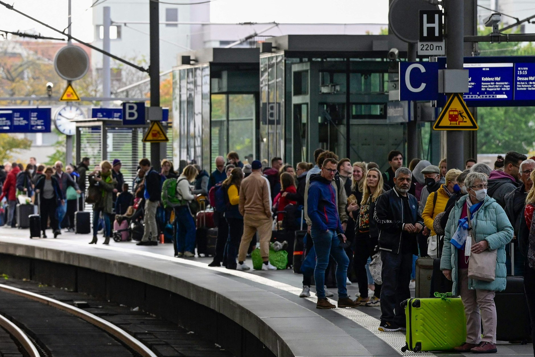 Reisende stehen auf den Bahnsteigen im Berliner Hauptbahnhof, warten vergeblich auf ihre Züge.. (Photo by John MACDOUGALL / AFP)