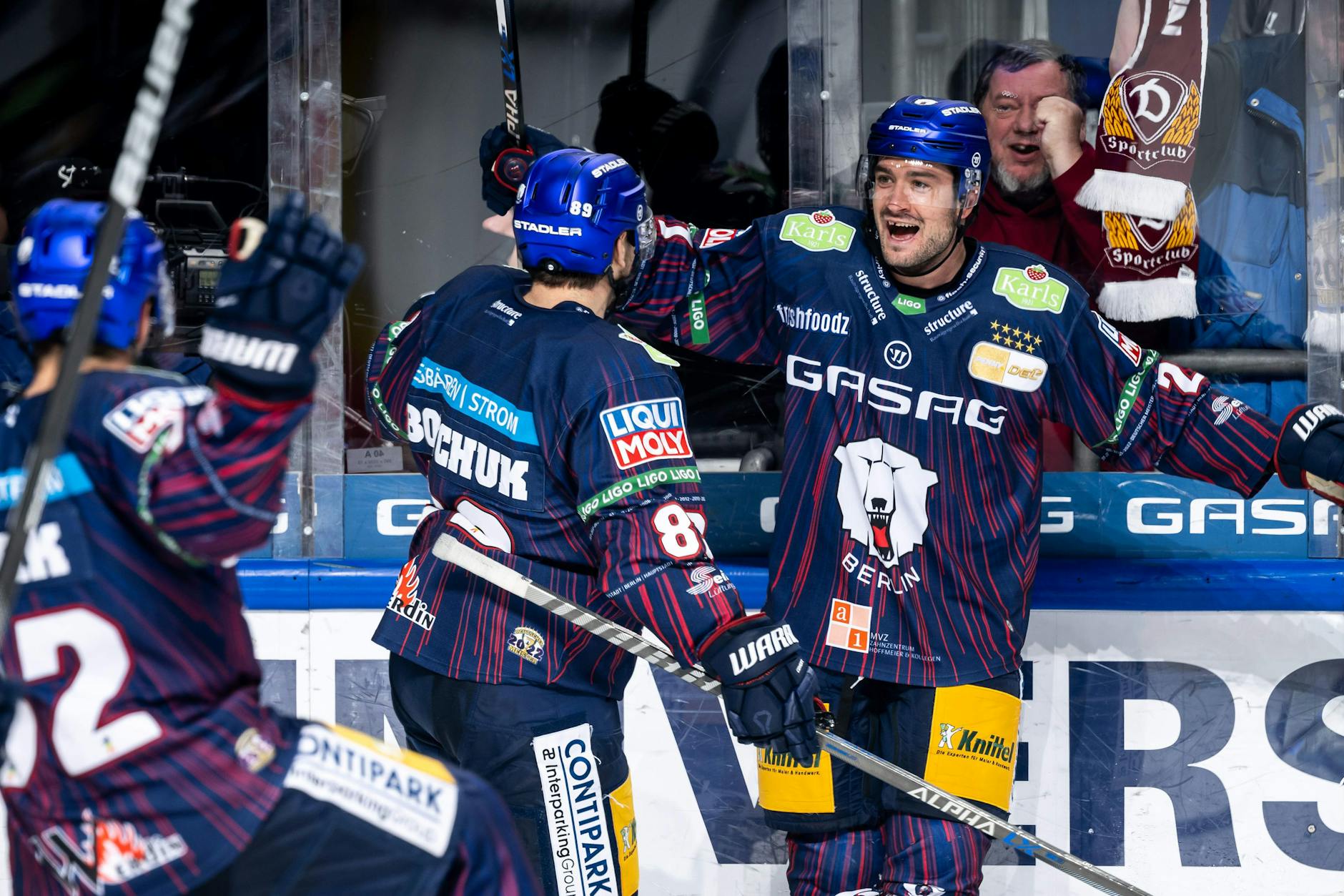 Eisbären-Matchwinner Giovanni Fiore (r.) lässt sich von den Kollegen nach seinem zweiten Tor feiern.