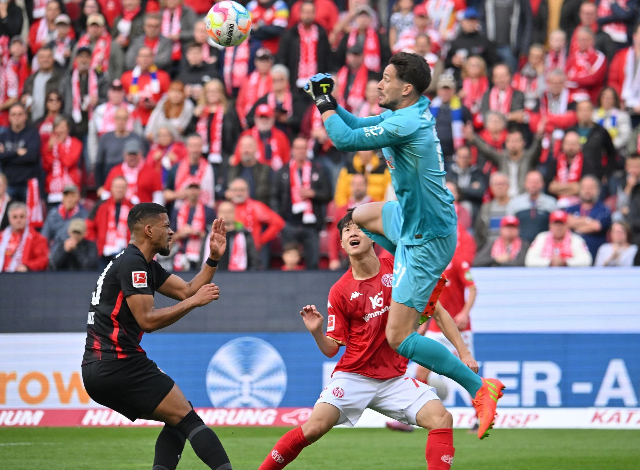 Leipzigs Torhüter Janis Blaswich pariert einen Ball gegen den Mainzer Jae-Sung Lee.   - Nutzung nur nach schriftlicher Vereinbarung mit der dpa