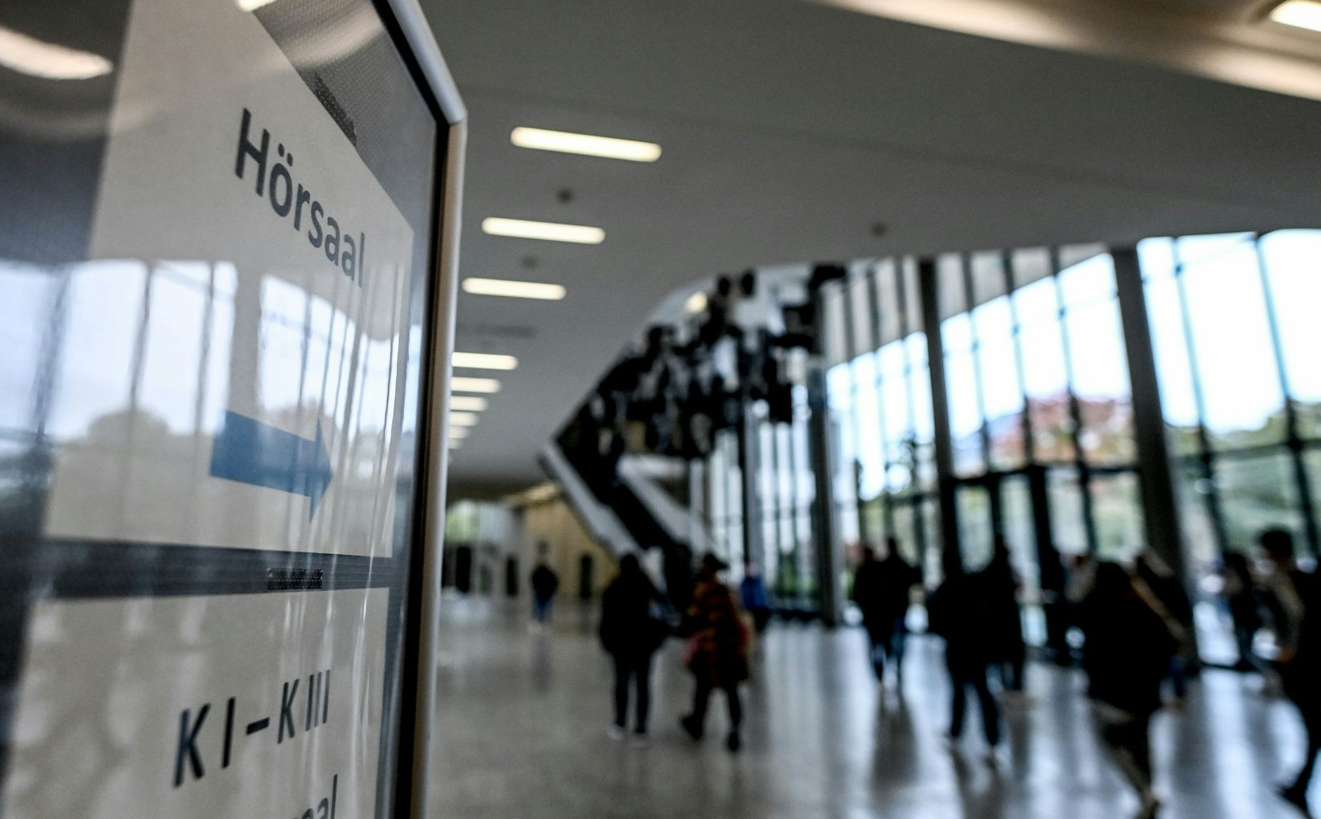 ARCHIV - Studierende gehen Richtung Hörsaal.  