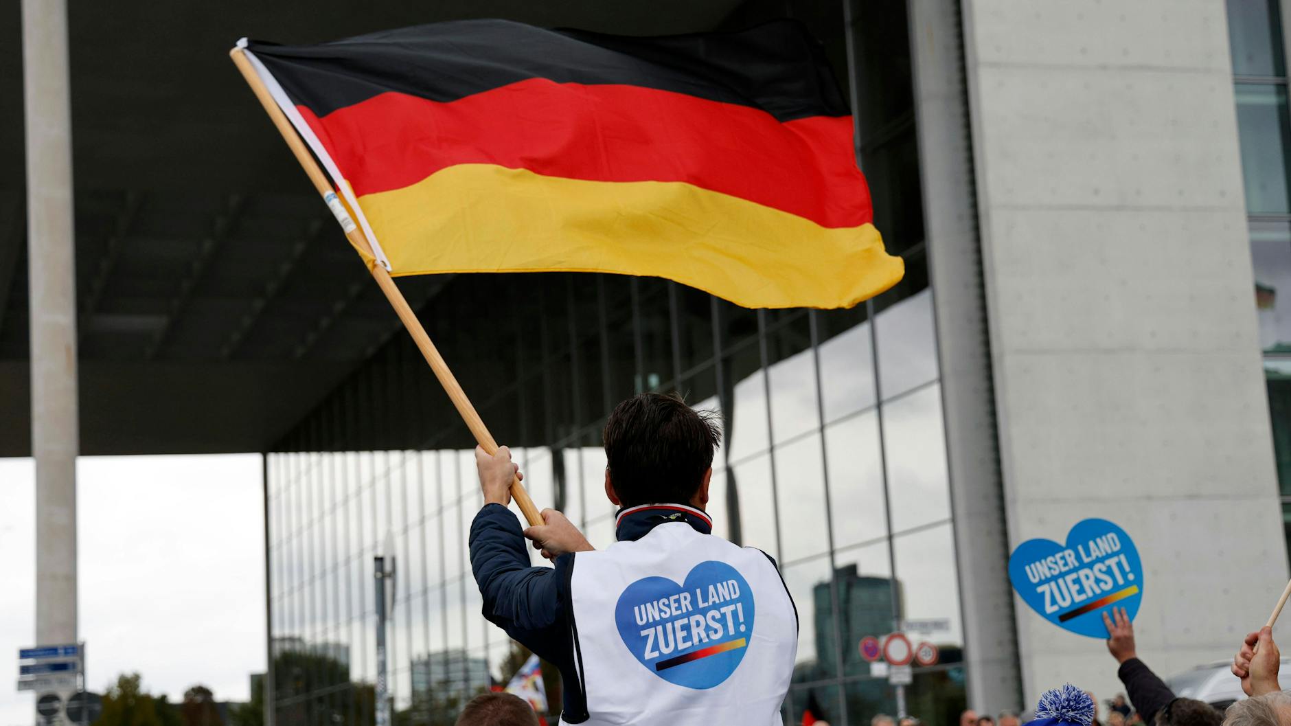 Anhänger der AfD demonstrieren an diesem Sonnabend vor dem Bundeskanzleramt in Berlin.