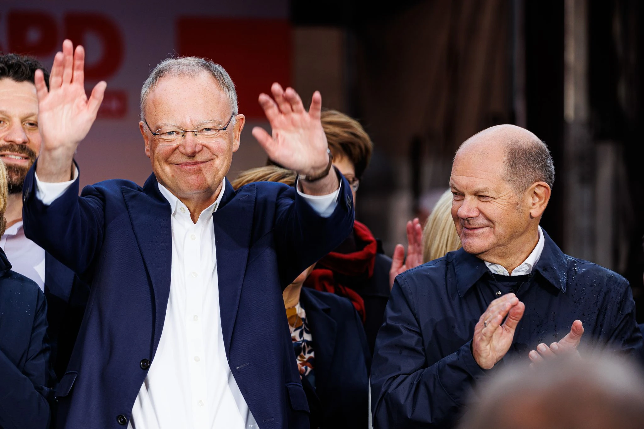 Unterstützung aus Berlin: Bundeskanzler Olaf Scholz ist zum Wahlkampfabschluss von Ministerpräsident Stephan Weil (l) nach Hannover gekommen.  