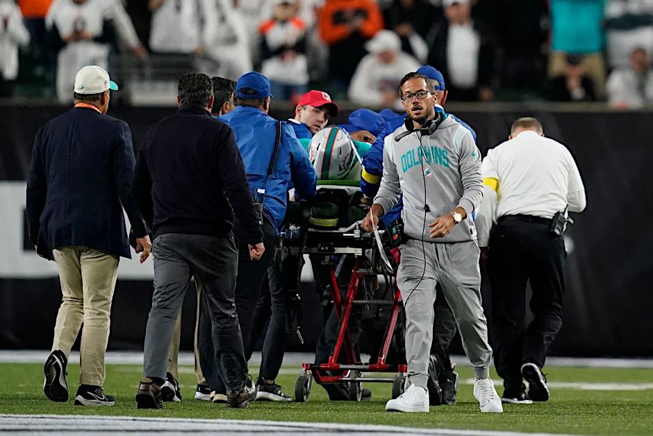 Quarterback Tua Tagovailoa wird auf einer Trage vom Feld gebracht.  