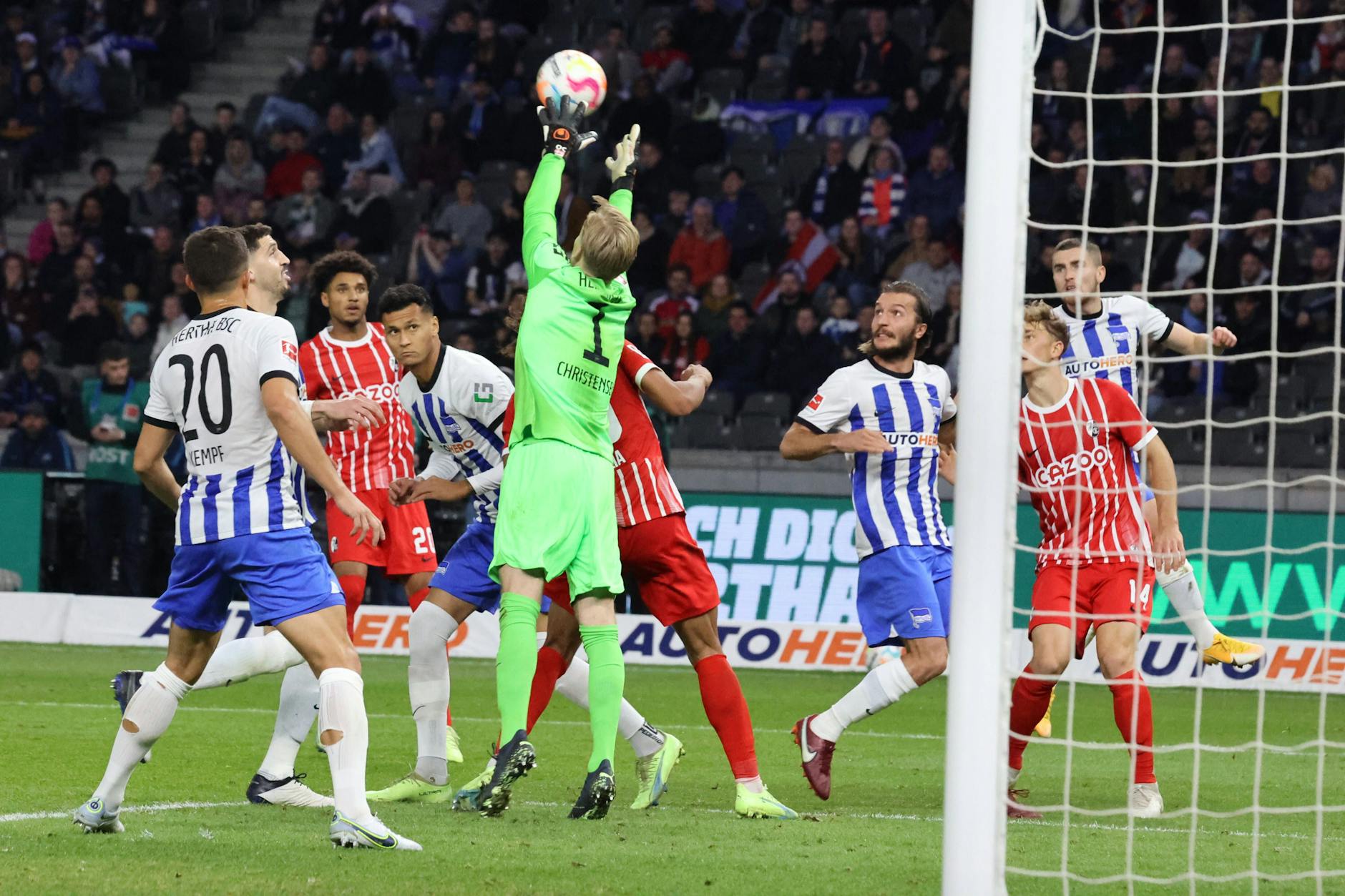 Diesen Ball konnte Herthas Torwart nicht festhalten, danach machte Freiburg das 2:2.