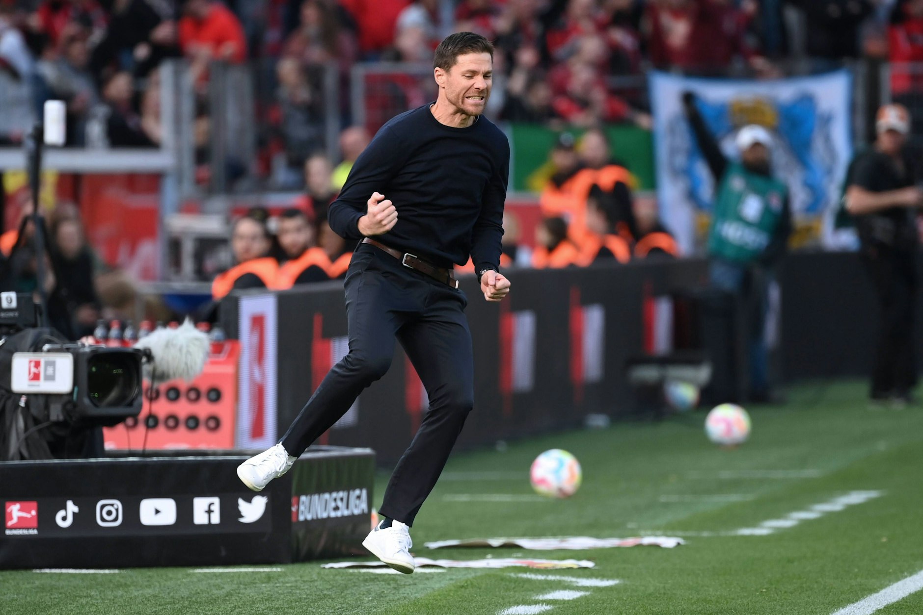 Jubelsprung von Leverkusens neuem Trainer Xabi Alonso, der gegen Schalke 04 mit einem 4:0 gleich mal einen Rekordeinstand hinlegte.