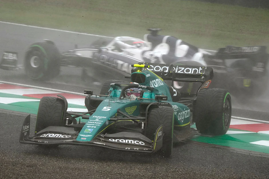Crash im Regen: Sebastian Vettel stand in seinem Aston Martin kurzzeitig quer.  