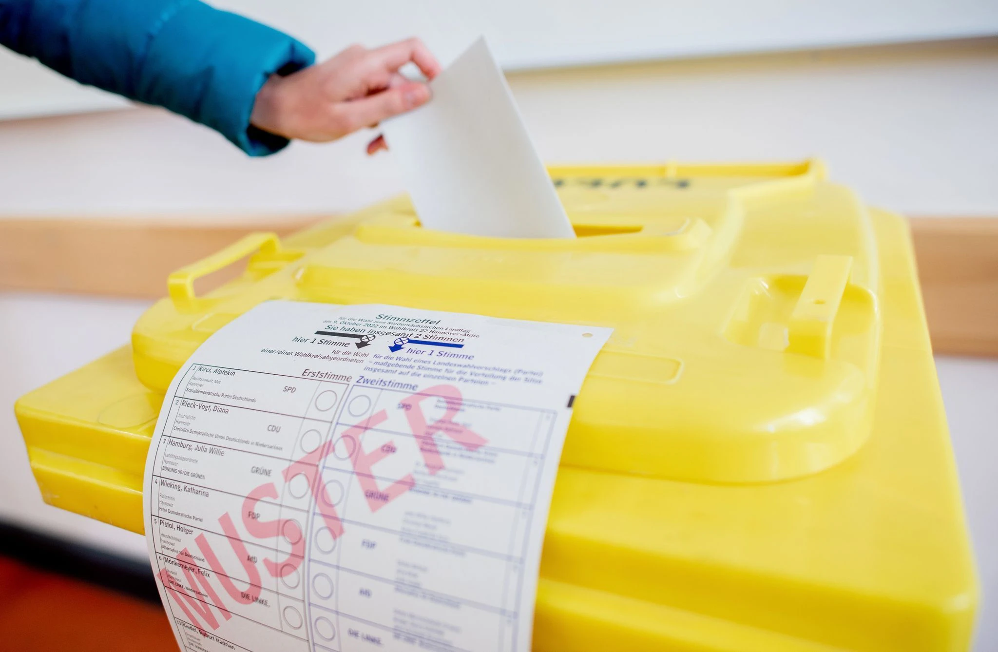 Eine Wählerin wirft ihren Stimmzettel in einem Wahllokal in Hannover in eine Wahlurne.  