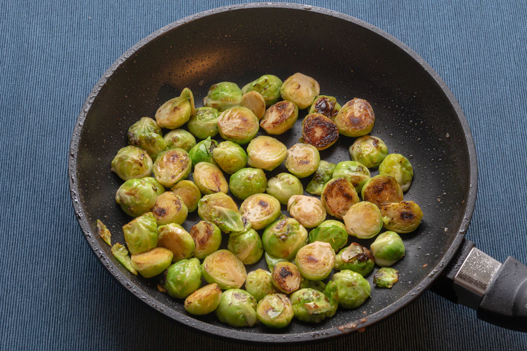 Schnell und lecker: Rosenkohl aus der Pfanne – mit nur 4 Zutaten!