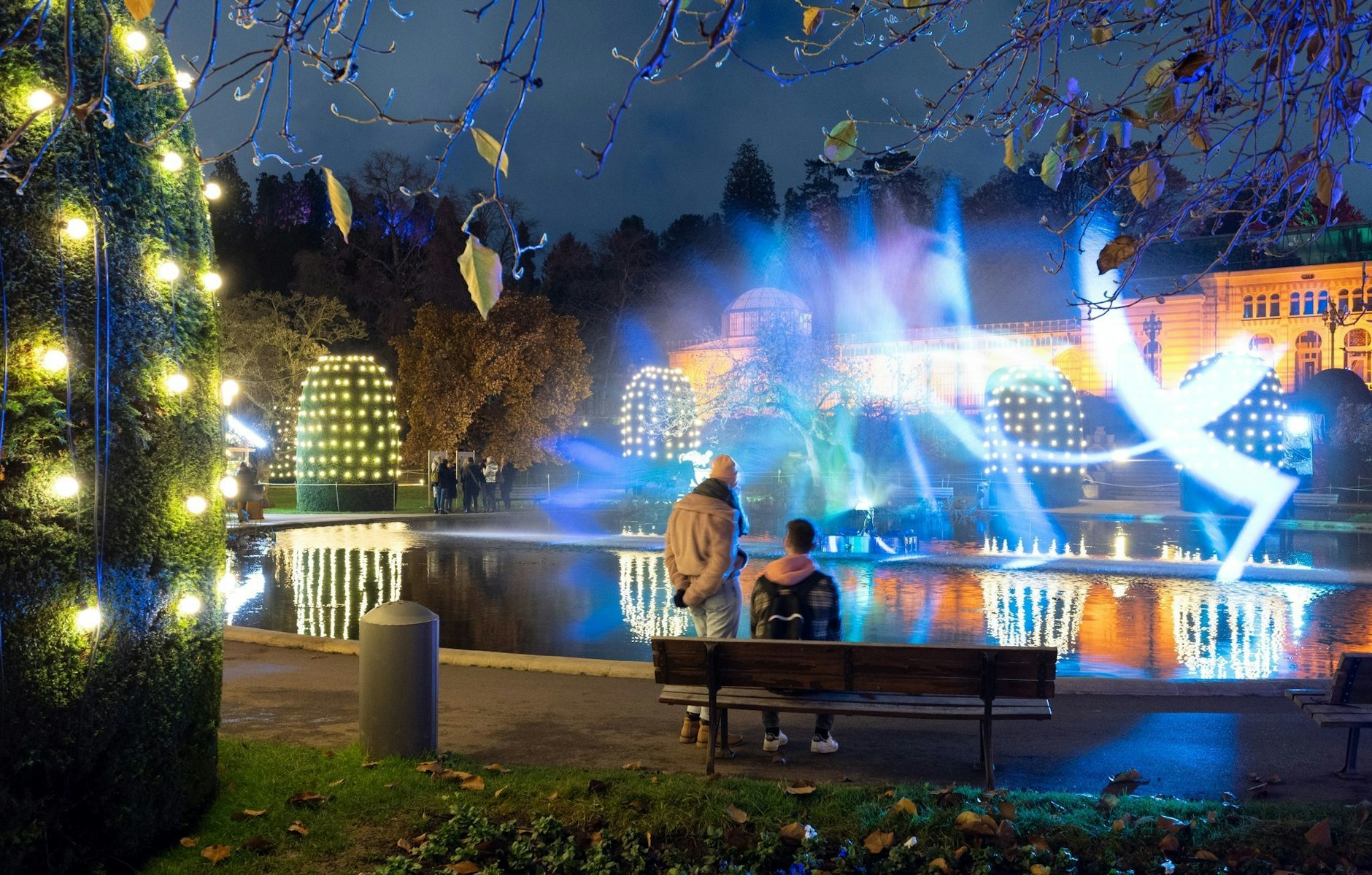 ARCHIV - Zahlreiche Lampen illuminieren den zoologisch-botanischen Garten Wilhelma in Stuttgart.  