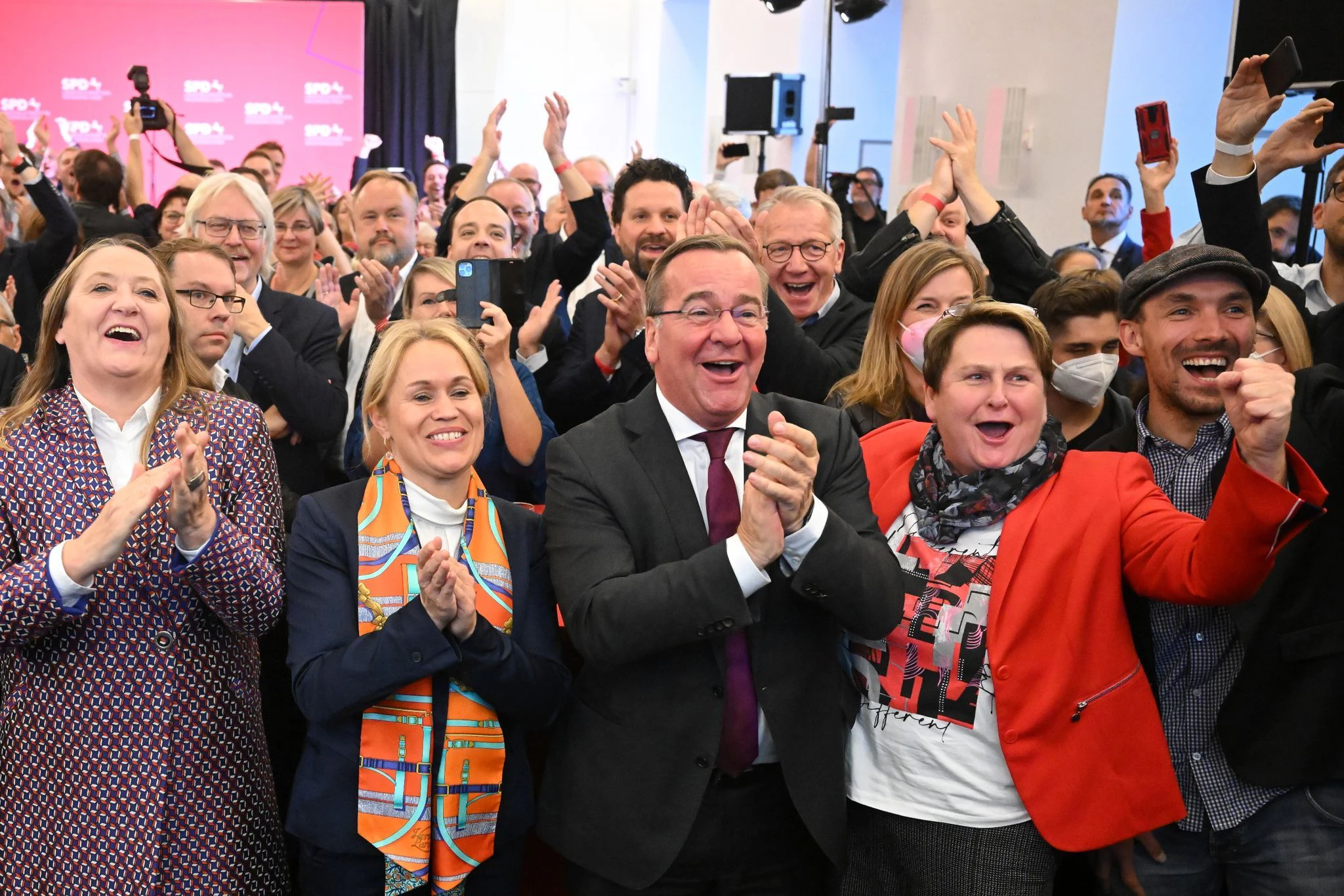 Anhänger der SPD reagieren in den Fraktionsräumen der Partei im niedersächsischen Landtag auf die ersten Prognosen.  