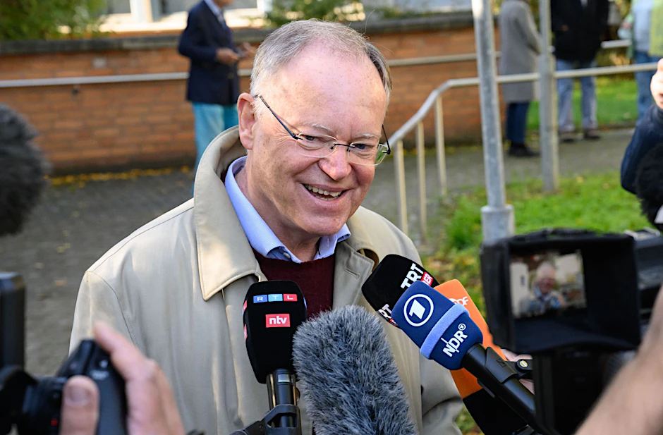 Der niedersächsische Ministerpräsident Stephan Weil (SPD) wirkt nach seiner Stimmabgabe bei der&nbsp; Landtagswahl in Niedersachsen recht entspannt.