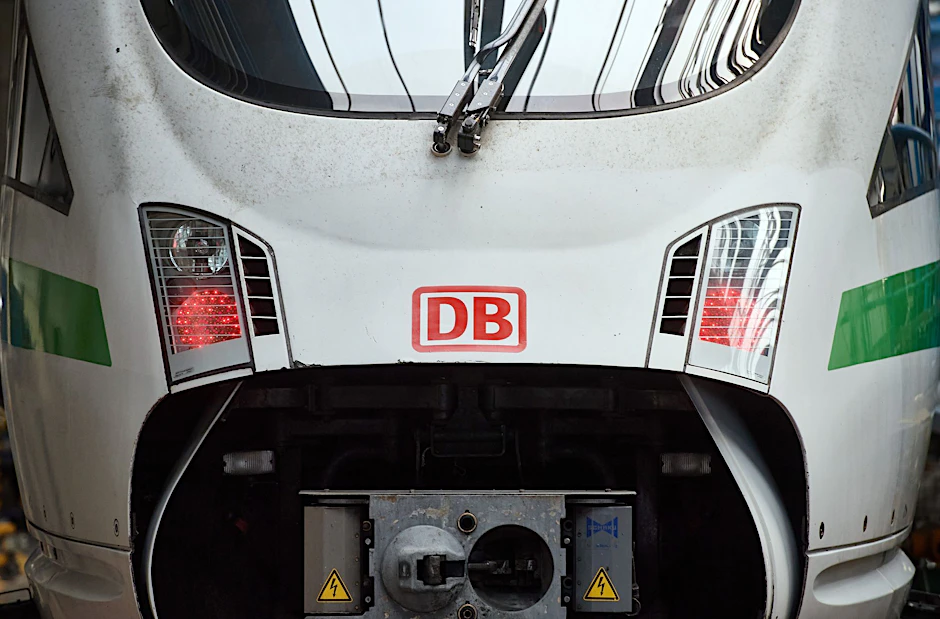 ARCHIV - Das Logo der Deutschen Bahn ist auf der Front eines ICE zu sehen.  