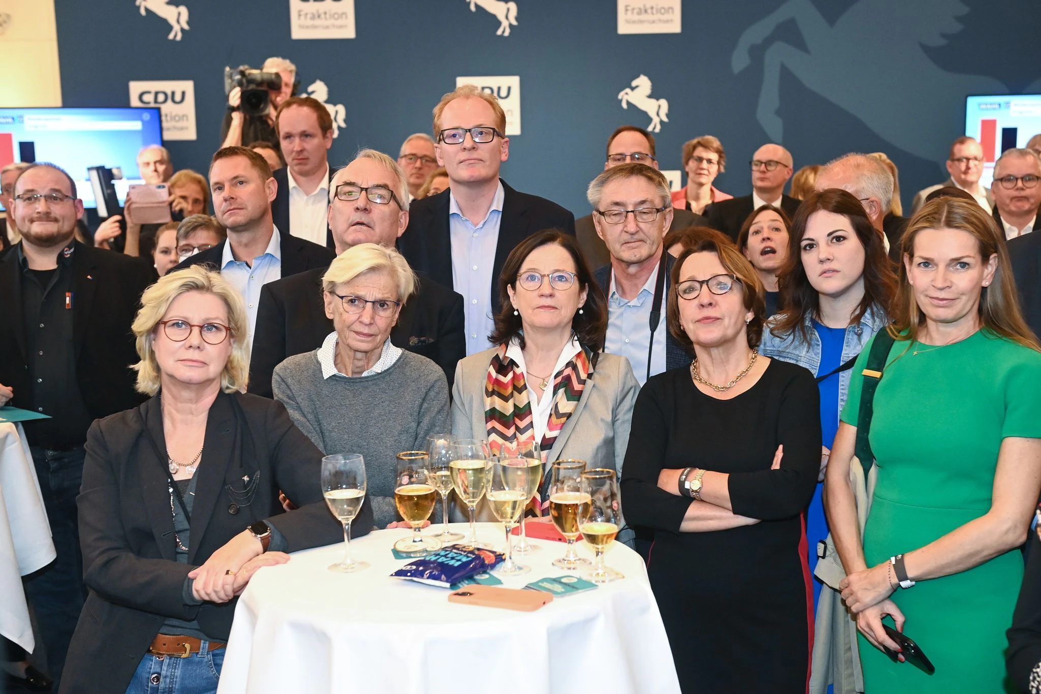 Nicht zufrieden: Anhänger der CDU nehmen in Hannover die ersten Prognosen zur Kenntnis.  