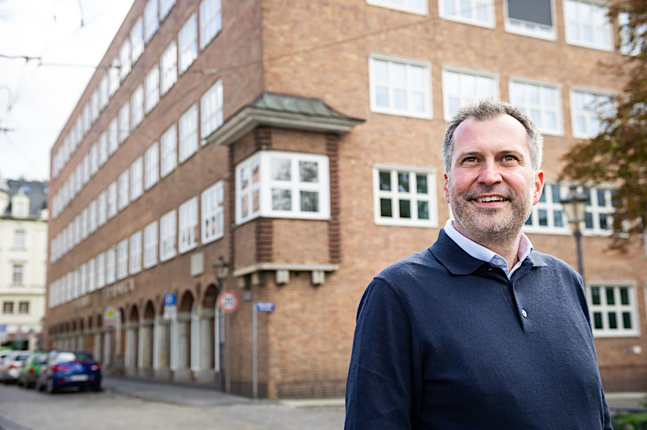 Tobias Schick von der SPD vor dem Rathaus in Cottbus. Er hat den ersten Wahlgang mit etwas mehr als fünf Prozent vor der AfD gewonnen.