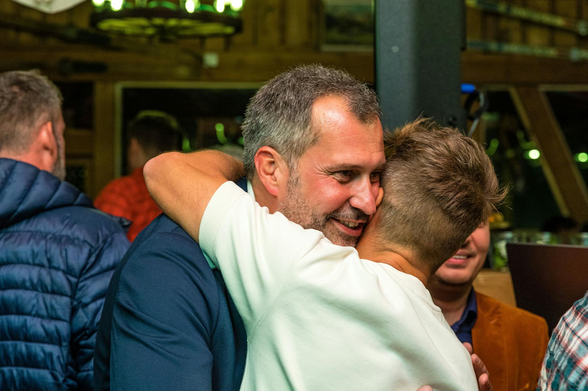 Tobias Schick (SPD) reagiert auf die Zwischenstände der Auszählung zur Stichwahl um das Amt des Cottbuser Oberbürgermeisters.