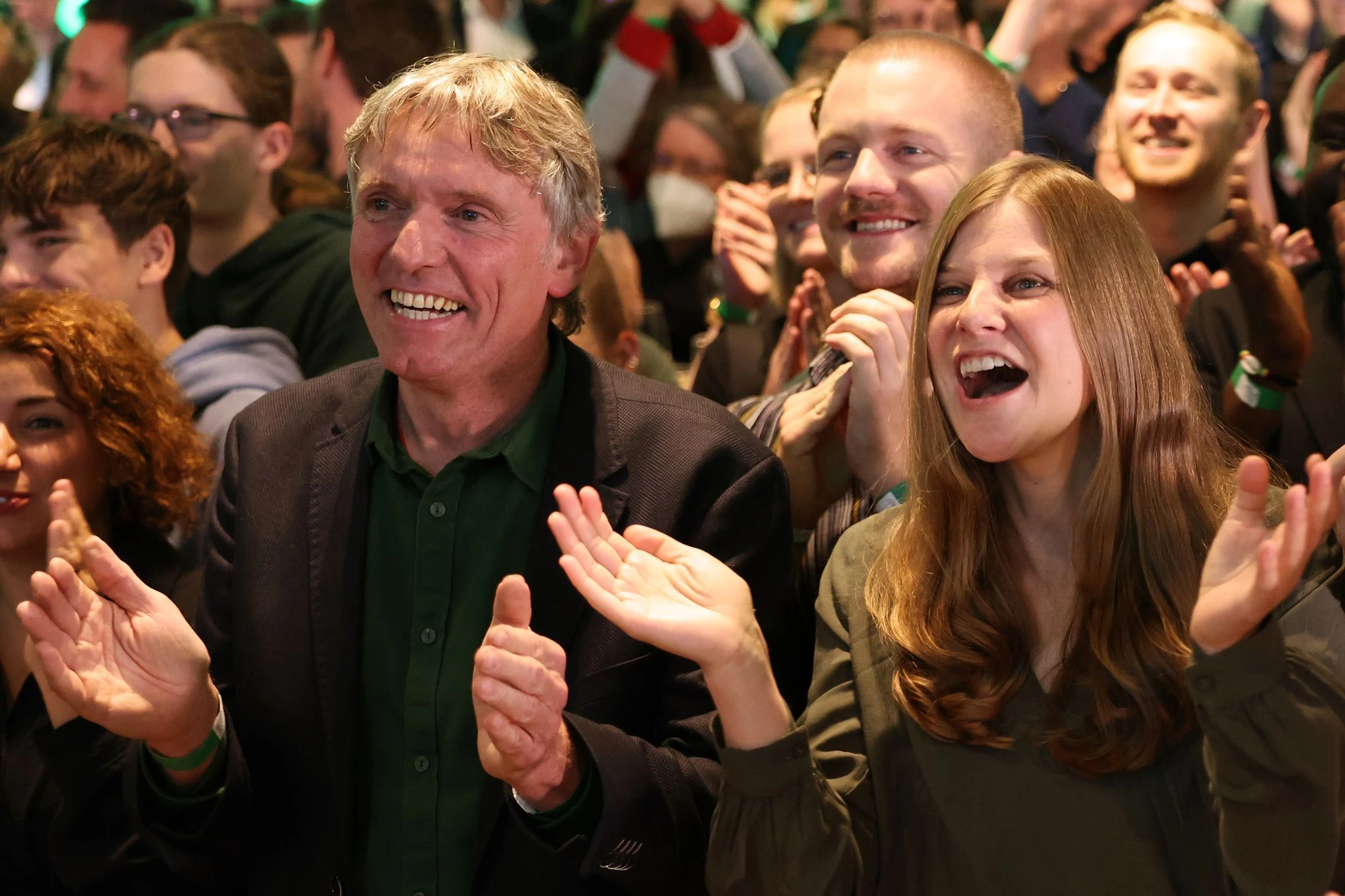 Jubel bei den Grünen um die Landesvorsitzenden Hans-Joachim Janßen und Anne Kura.  
