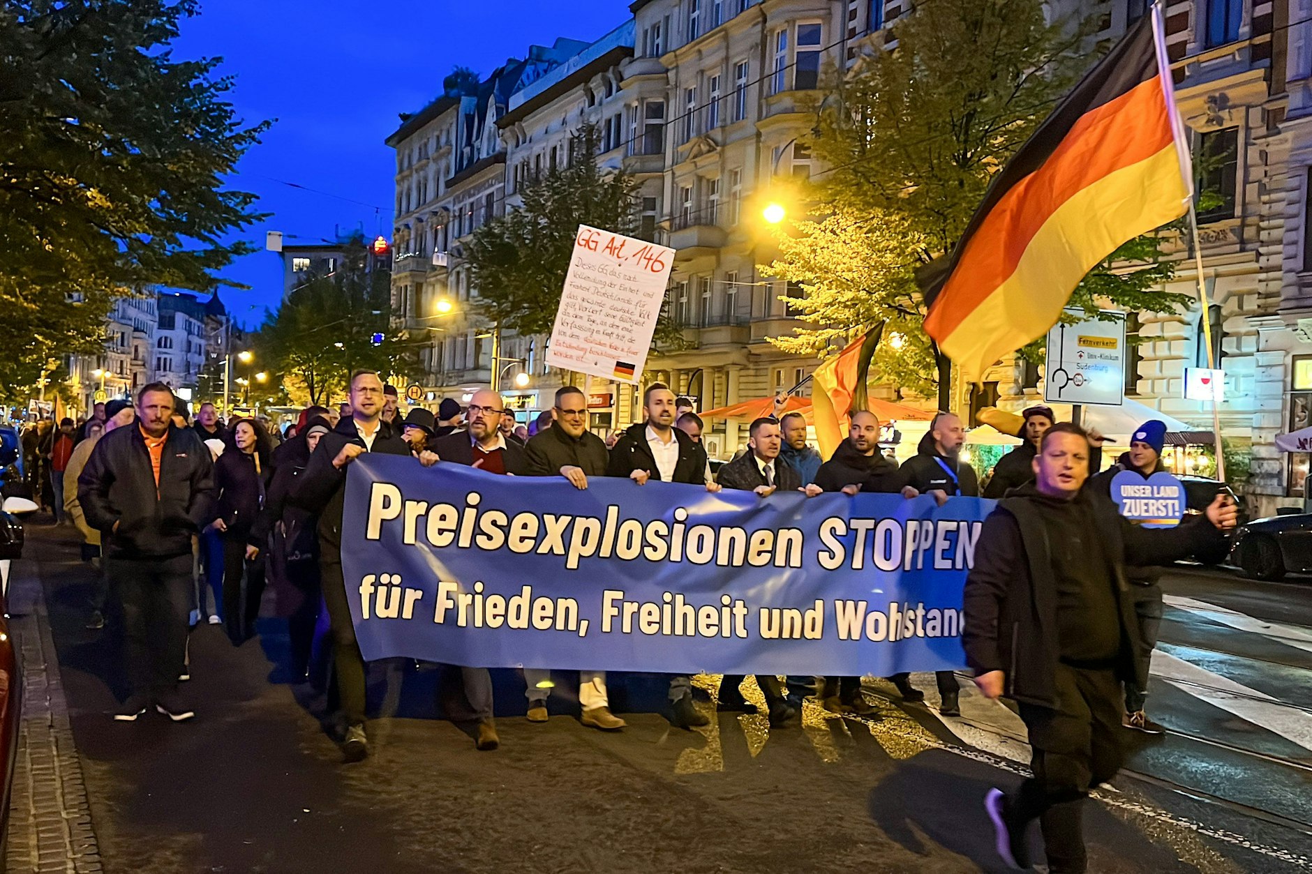 Am Tag der Deutschen Einheit hatten sich Tausende für Proteste in verschiedenen ostdeutschen Städten versammelt.