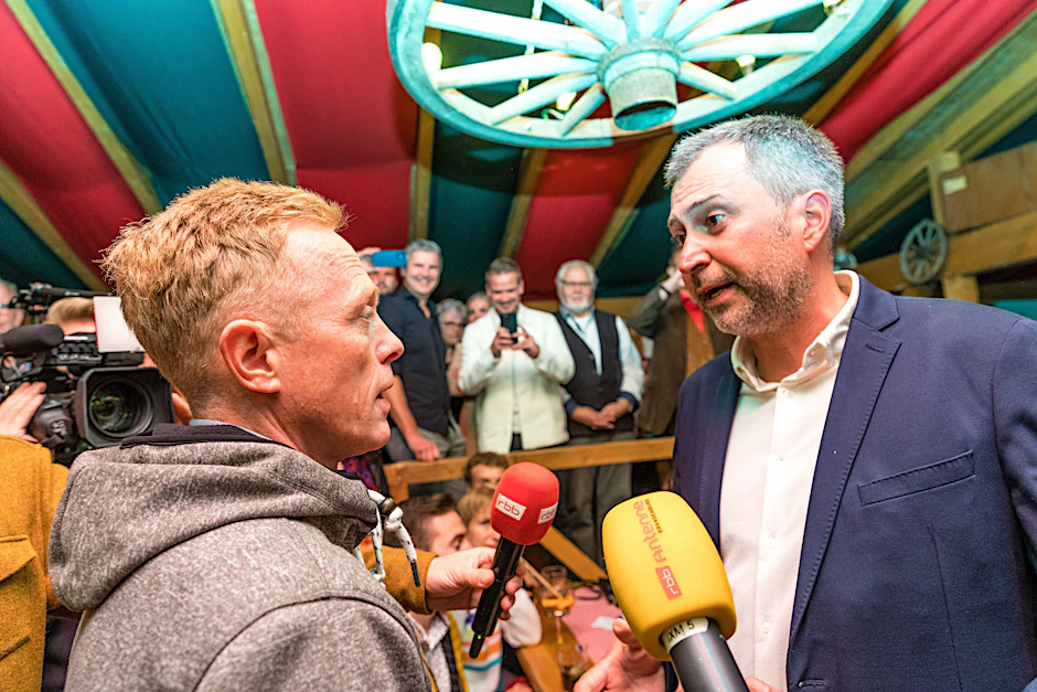 Nach dem Sieg: AfD-Kandidat Lars Schieske (l.) gratuliert Tobias Schick (SPD) zu dessen gewonnener Wahl.