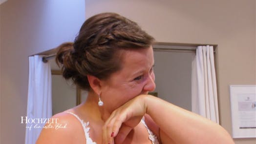 Tränen fließen bei "Hochzeit auf den ersten Blick"-Braut Kinga beim Kleidkauf.