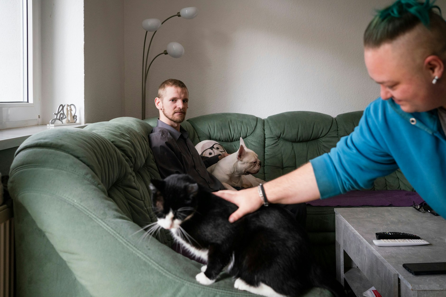 Dustin und Sandy S. mit den Haustieren&nbsp; in ihrem Wohnzimmer&nbsp;