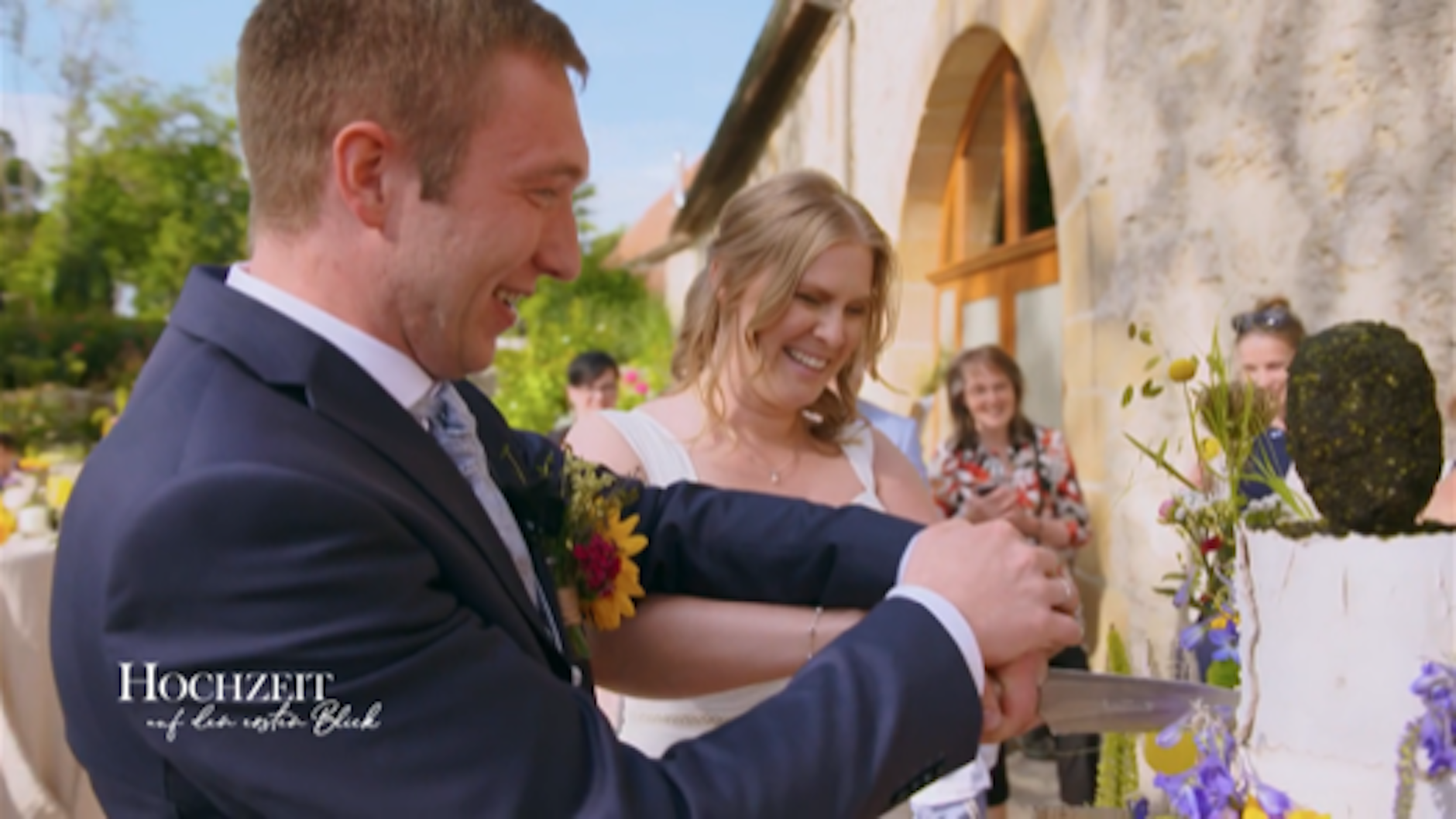 Nach der "Hochzeit auf den ersten Blick" schneiden Christoph und Nadine gemeinsam die Torte an.