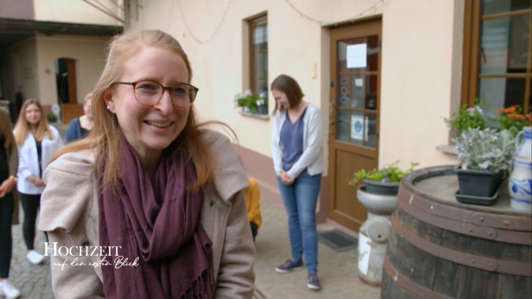 Im ersten Moment läuft "Hochzeit auf den ersten Blick"-Braut Jana davon. Dann fließen Freudentränen.