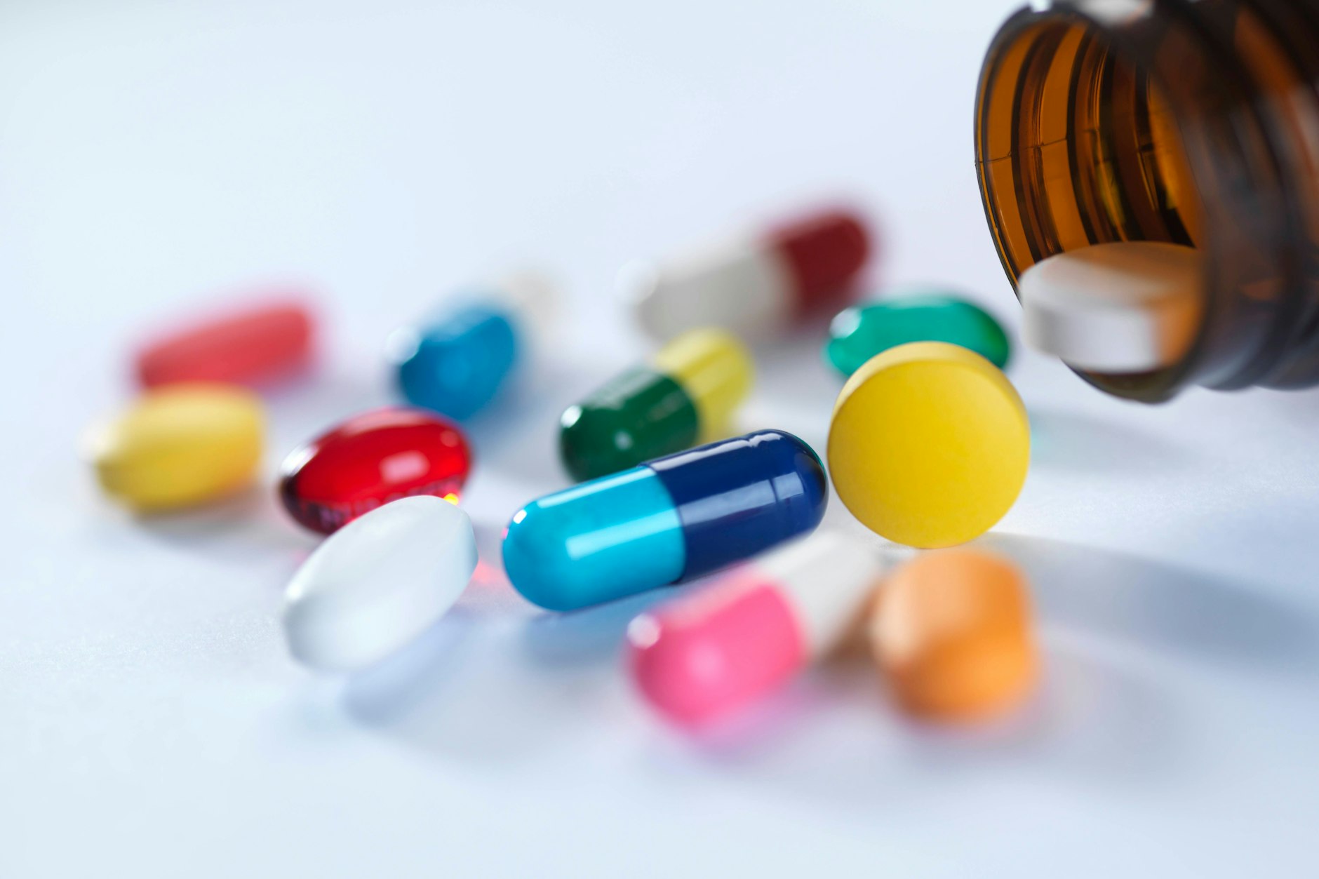 Diverse Medikamentenpackungen liegen auf einem Tisch.&nbsp;