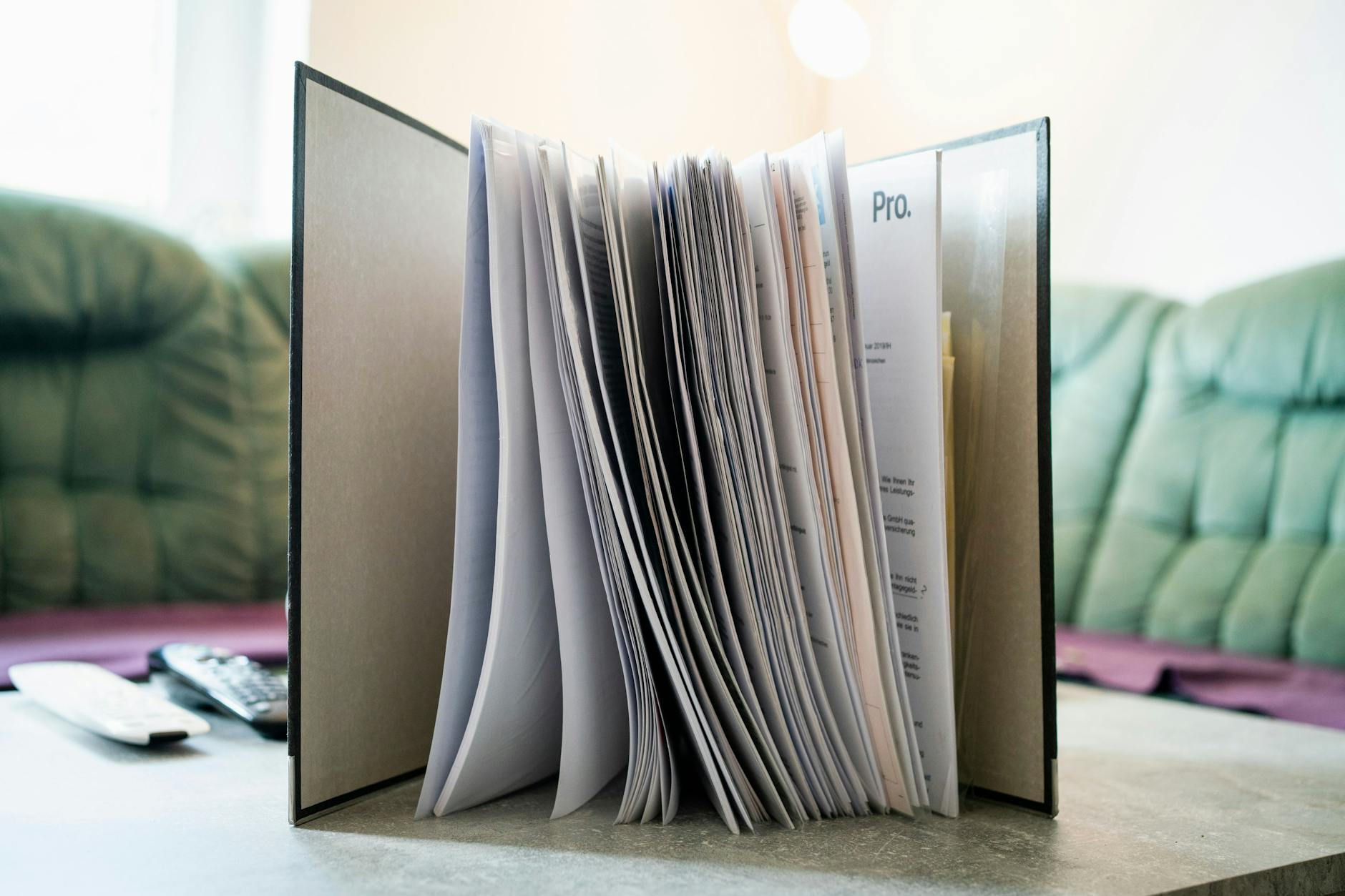 Auf dem Tisch stapeln sich die Unterlagen. „Wir haben glücklicherweise eine Rechtsschutzversicherung“, sagt Dustin S. 