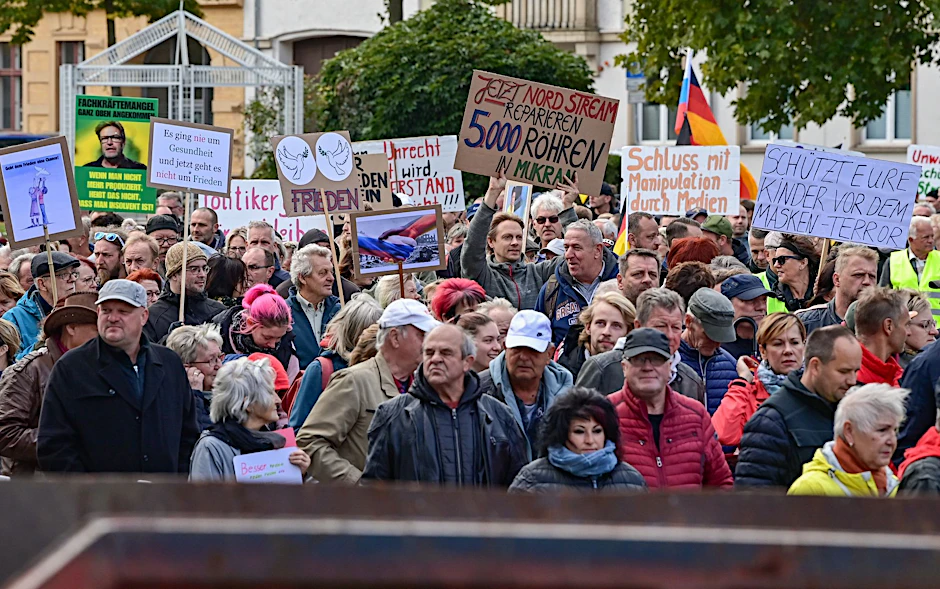 Menschen nehmen an einer Demonstration im Stadtzentrum von Frankfurt (Oder) teil - die Parolen auf den Schildern sind vielfältig.