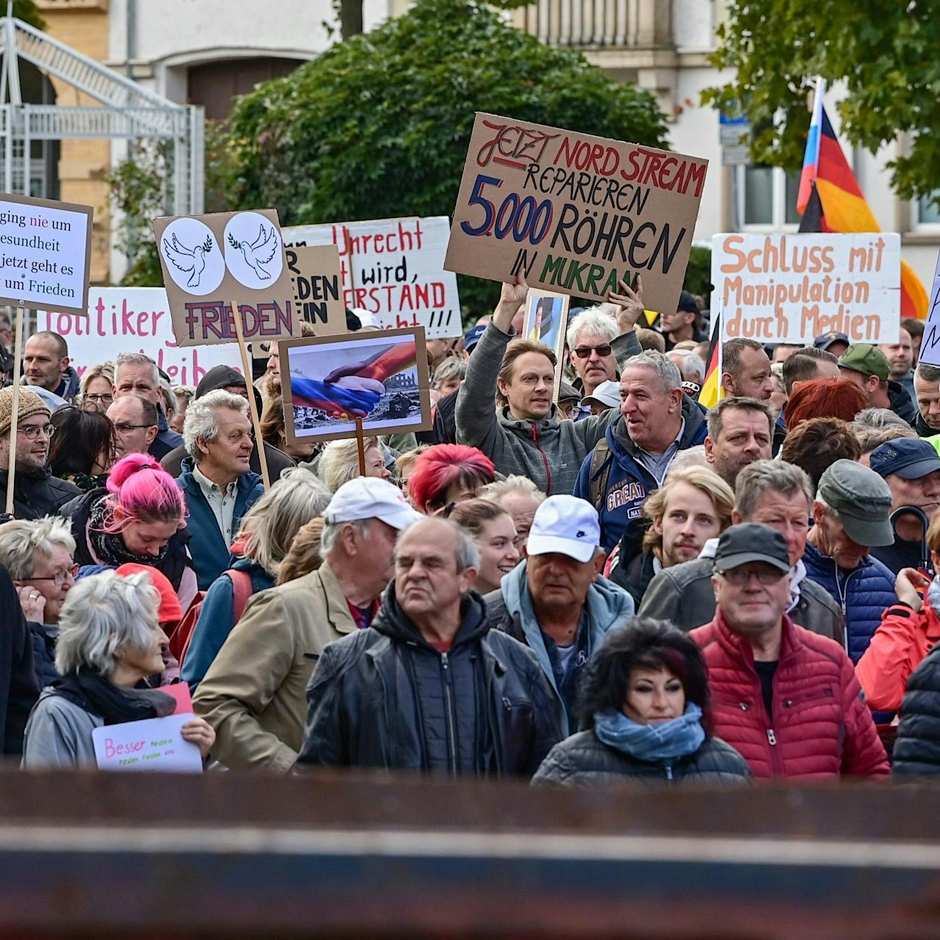 Montagsdemonstrationen in zahlreichen ostdeutschen Städten