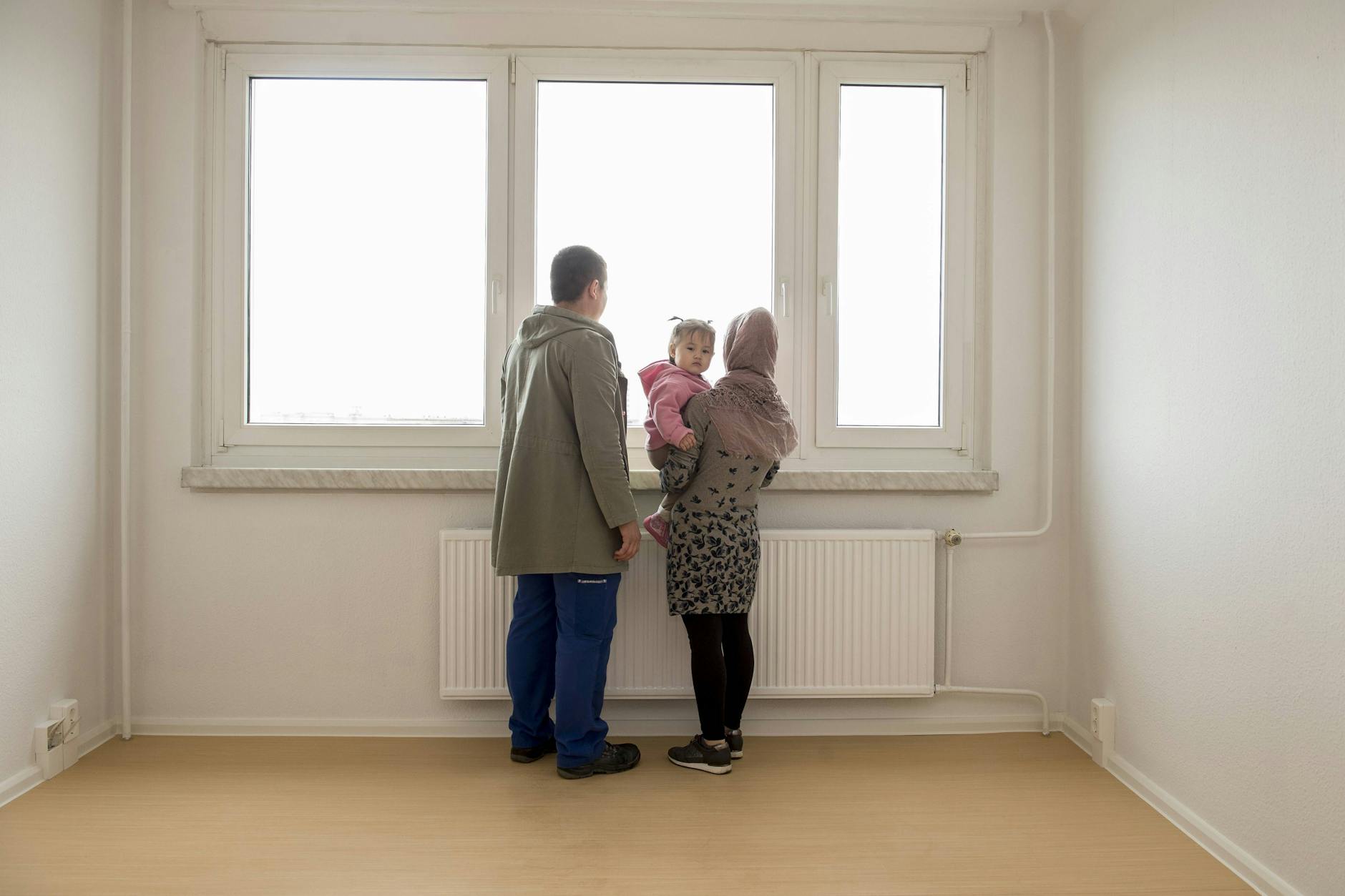 Eine afghanische Flüchtlingsfamilie bezieht in Berlin-Marzahn eine Wohnung. 
