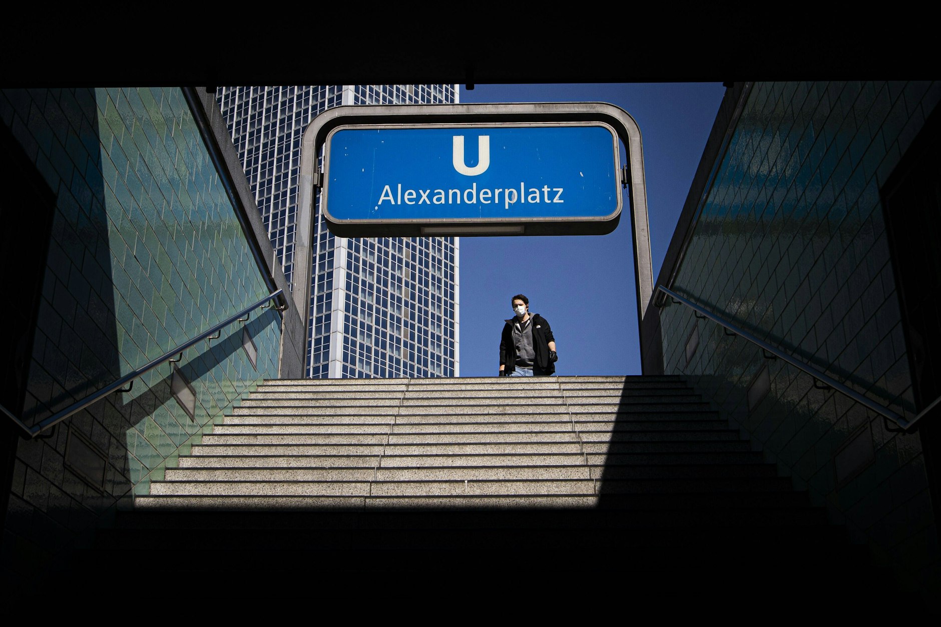 Einer der vielen Eingänge zum U-Bahnhof Alexanderplatz in Mitte. Drei U-Bahn-Linien verlaufen dort – zum Teil dicht unter der Oberfläche. Die U2 verkehrt seit Oktober 2022 nur eingeschränkt.
