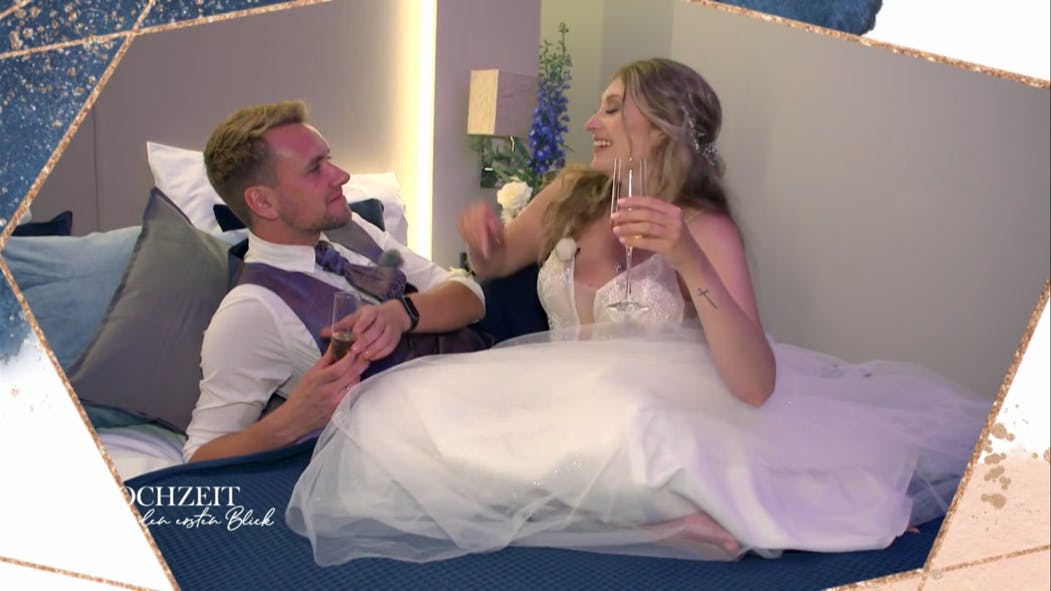 Die Nacht nach der "Hochzeit auf den ersten Blick" wurde viel gekuschelt bei Jaqueline und Peter.
