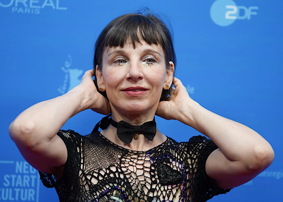 Schauspielerin Meret Becker hat sich mit den Protestierenden in Iran solidarisiert.
