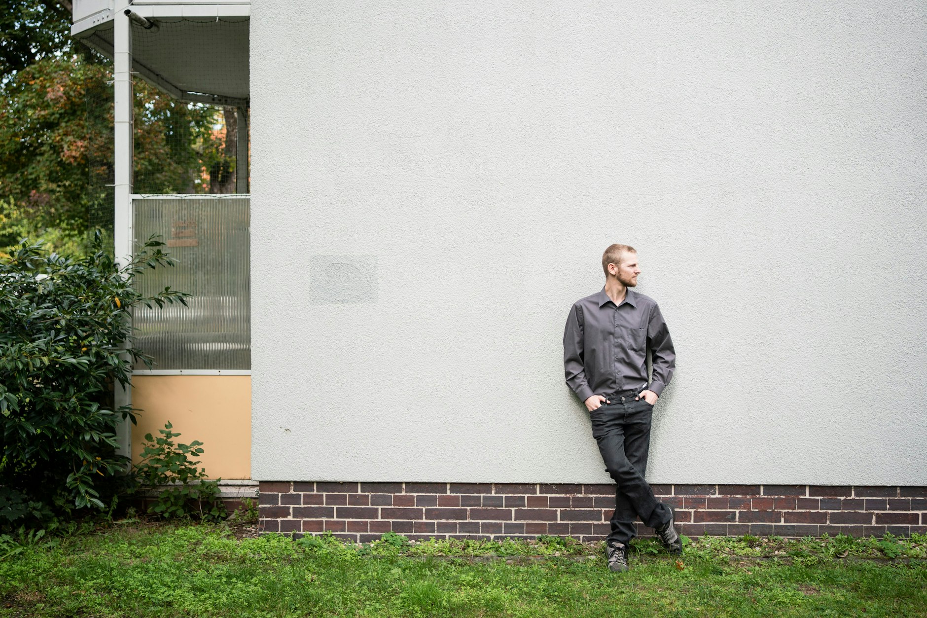 Dustin S. vor dem Wohnhaus im Berliner Umland. Das Paar hat dort eine Wohnung gemietet, weil Berlin zu teuer geworden ist.&nbsp;