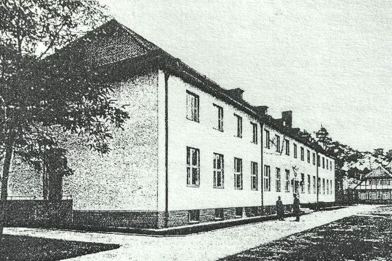 Das Gebäude der ehemaligen Ausbildungsstätte für Polizeihunde. 1947. Das Präsidium der Polizei Berlin begann 1910 in einem großen Waldgelände an der Großen Wallbrücke (heutiges Schulgelände) mit dem Aufbau einer Ausbildungsstätte für Polizeihunde, die später auch internationale Bedeutung gewann.