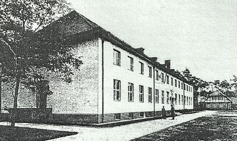 Das Gebäude der ehemaligen Ausbildungsstätte für Polizeihunde. 1947. Das Präsidium der Polizei Berlin begann 1910 in einem großen Waldgelände an der Großen Wallbrücke (heutiges Schulgelände) mit dem Aufbau einer Ausbildungsstätte für Polizeihunde, die später auch internationale Bedeutung gewann.