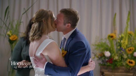 Ein kurzer Kuss, eine feste Umarmung, damit ist die "Hochzeit auf den ersten Blick" von Nadine und Christoph besiegelt.