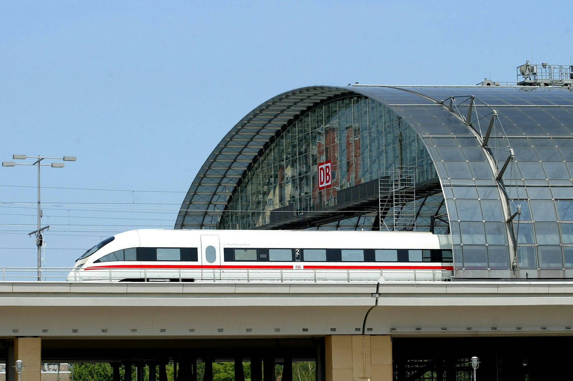 ICE fährt aus dem Berliner Hauptbahnhof.