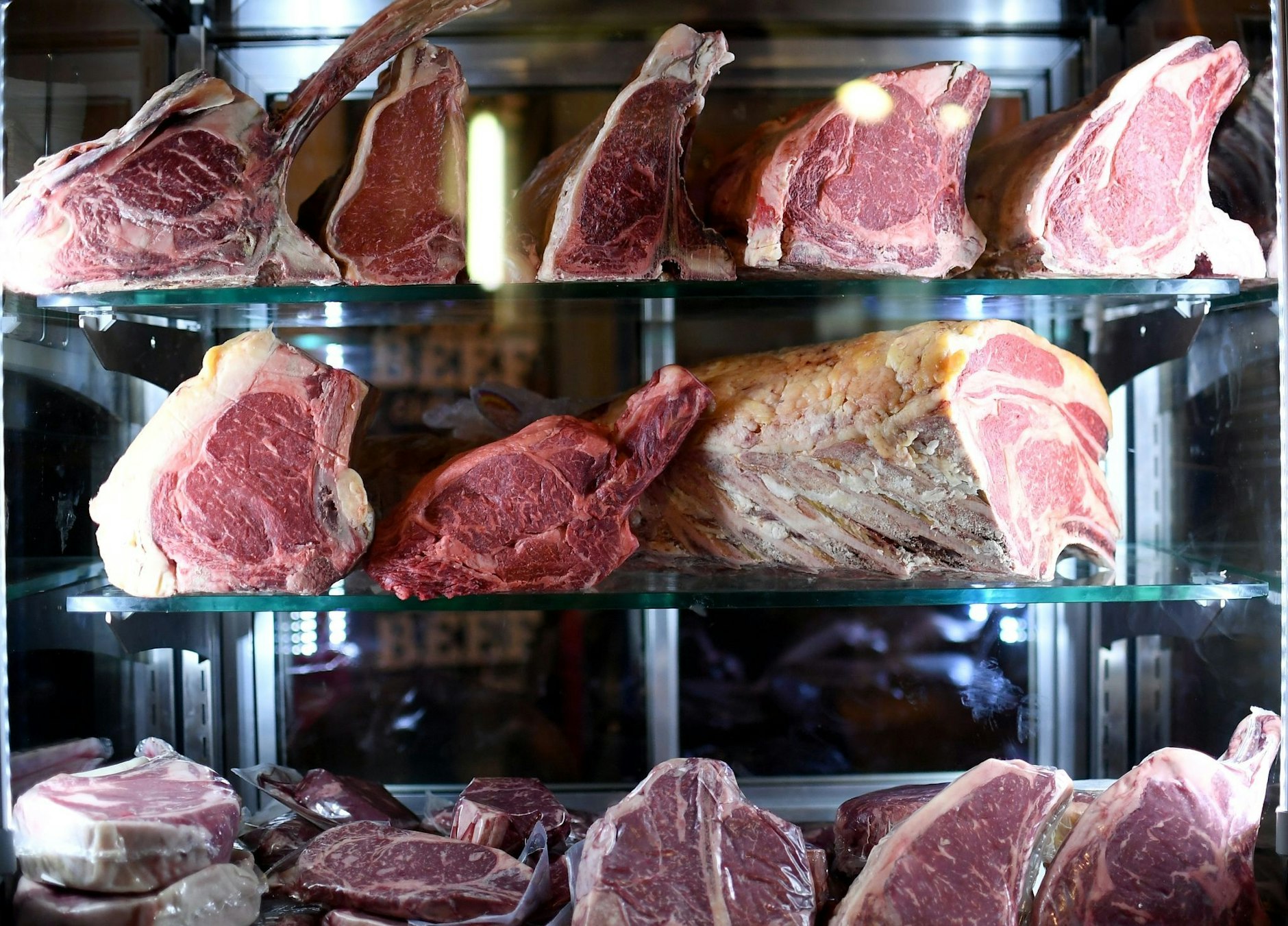 ARCHIV - Edle Fleischsorten werden auf der Berlin Food Week ausgestellt und angeboten.  