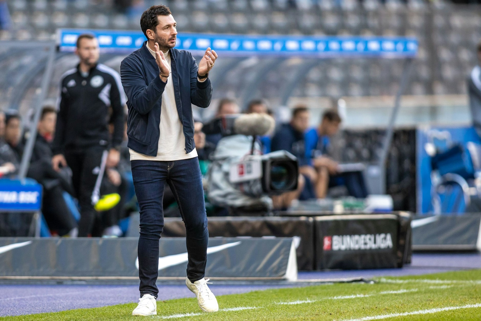 Herthas Cheftrainer Sandro Schwarz pusht seine Spieler nach vorn. Doch auf Dauer machen Unentschieden nicht glücklich.