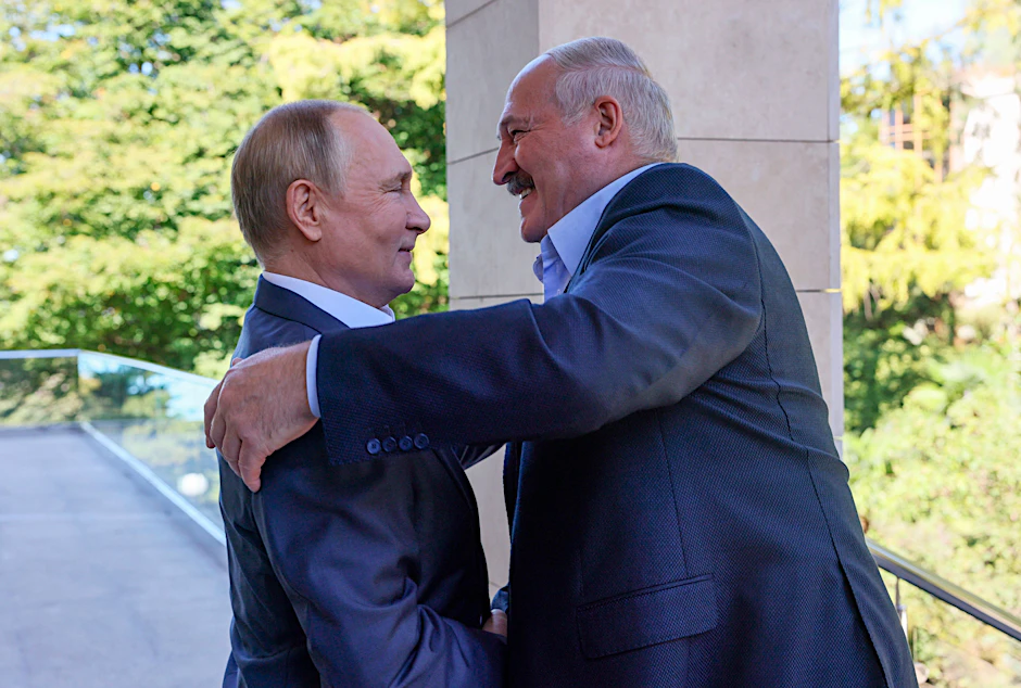 Der russische Präsident Wladimir Putin (l) und der belarussische Präsident Alexander Lukaschenko während eines Treffens in der Bocharov Ruchei Residenz im September.