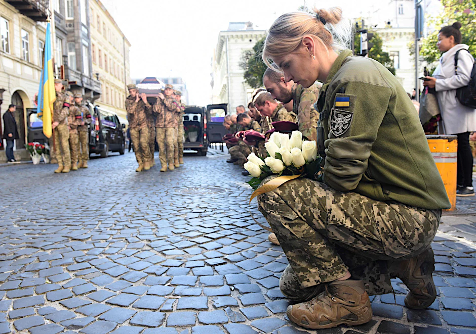 Ukrainische Soldaten trauern um gefallene Soldaten in Lviv.